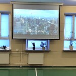 Uczniowie oglądają film wyświetlany na ekranie
