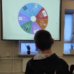 Uczeń odpowiada na pytanie wyświetlane na ekranie