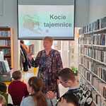 Pani bibliotekarka mówi do uczniów.