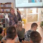 Pani bibliotekarka mówi do uczniów.