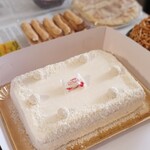 Tort i inne słodkości na stole