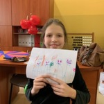 Jubilatka prezentuje laurkę.