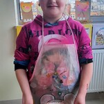 Uczennica prezentuje samodzielnie wykonane kanapki.