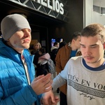 Uczniowie stoją w kinie pod napisem Helios.