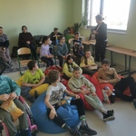 Uczniowie podczas seansu filmowego.