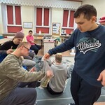 Uczeń częstuje cukierkami drugiego ucznia
