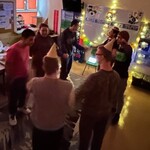 Uczniowie bawią się w kółku