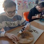 Uczniowie samodzielnie wykonują ptaki
