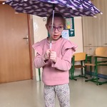 Uczennica pod parasolką.
