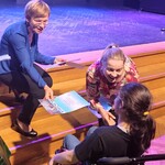Dziewczynka na wózku przyjmuje dyplom -  wyróżnienie aktorowi z rąk pań - jury przeglądu.