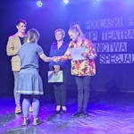 Trzyosobowe jury przeglądu wręcz dyplom uczestniczce.