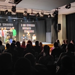 Widownia ogląda przedstawienie teatralne.