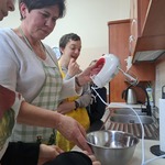 Nauczycielka z mikserem w dłoni.