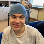 Uśmiechnięty uczeń na zajęciach sensorycznych