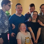 Natalka siedzi na wózku. Z tyłu stoi jej mama, nauczycielka i czworo uczniów.