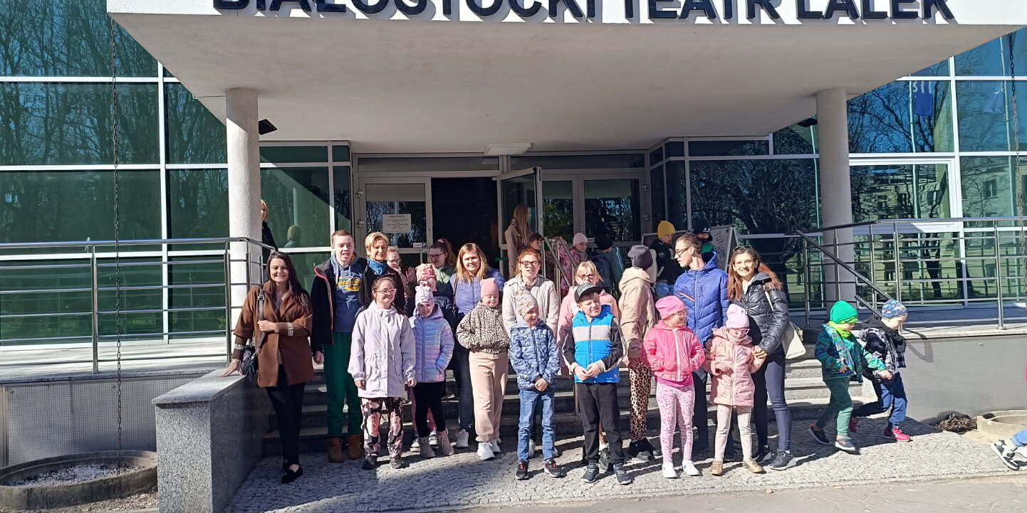 Grupa uczniów i nauczycieli przed wejściem do Białostockiego Teatru Lalek