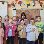 Grupa uczniów pozuje do wspólnego zdjęcia.