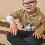 Uczeń z opatrunkiem na ręku.