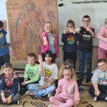 Grupa uczniów demonstruje różne opatrunki