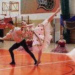 Chłopak i dziewczyna w trakcie występu.