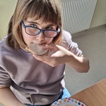 Uczennica je przygotowaną przez siebie kanapkę.