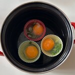 Muffinkowe jajka w garnku z wodą