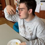Uczeń trzyma w ręku pusty talerz po muffinkowym jajku