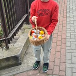 Uczeń  z koszykiem pełnym czekoladowych jajek.