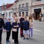 Grupa uczniów idąca ulicą Warszawską