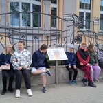 Grupa uczniów na tle Muzeum Historycznego