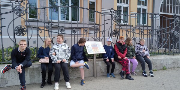 Grupa uczniów na tle Muzeum Historycznego
