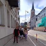 Grupa uczniów idąca ulicą Warszawską