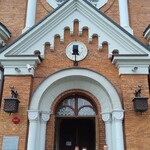 Grupa uczniów na tle kościoła św. Wojciecha