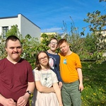 grupa uczniów w sadzie