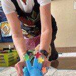 Rękawiczka z doczepionymi kwiatami w wodzie