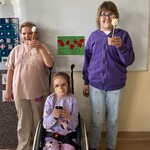 Uczennice prezentują kwiaty