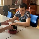 Uczeń wkłada jajko do wody