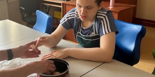 Uczeń wkłada jajko do wody