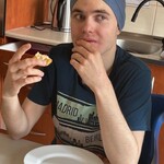 Uczeń je babeczkę z pastą