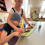 Uczeń wkłada pokrojoną wędlinę do miski