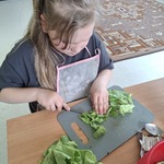 Uczennica kroi sałatę