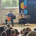Dwóch chłopaków gra na gitarach