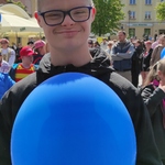 Uczeń z niebieskim balonikiem