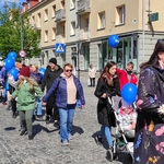 Społeczność szkolna w trakcie marszu