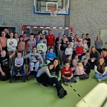 Społeczność szkolna pozuje do zdjęcia z zaproszonym gościem - bramkarzem Jagiellonii