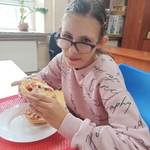 Uczennica je zapiekankę