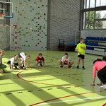 Uczniowie podczas zajęć na sali gimnastycznej