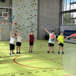 Uczniowie podczas zajęć na sali gimnastycznej