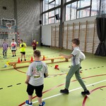 Uczniowie podczas zajęć na sali gimnastycznej