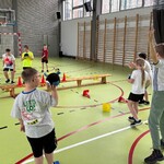 Uczniowie podczas zajęć na sali gimnastycznej